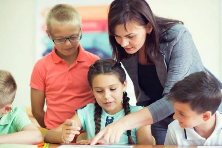 Czy nauczyciel wspomagający może być wychowawcą? Oto prawda o tej roli