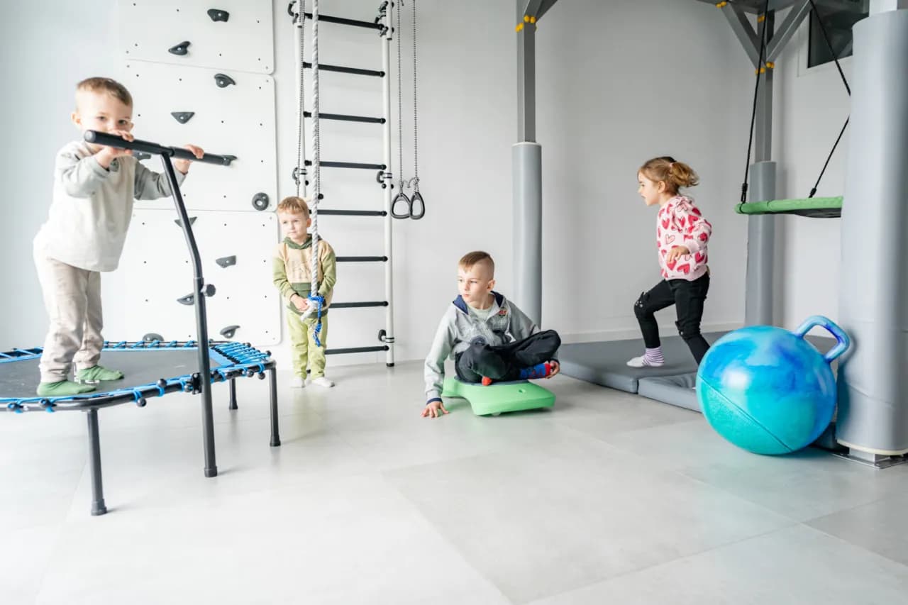 Zajęcia ruchowe z elementami integracji sensorycznej dla dzieci – jak pomóc?