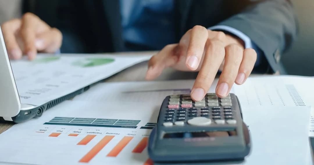 Ile zarabia się po studiach ekonomicznych? Zaskakujące fakty o wynagrodzeniach