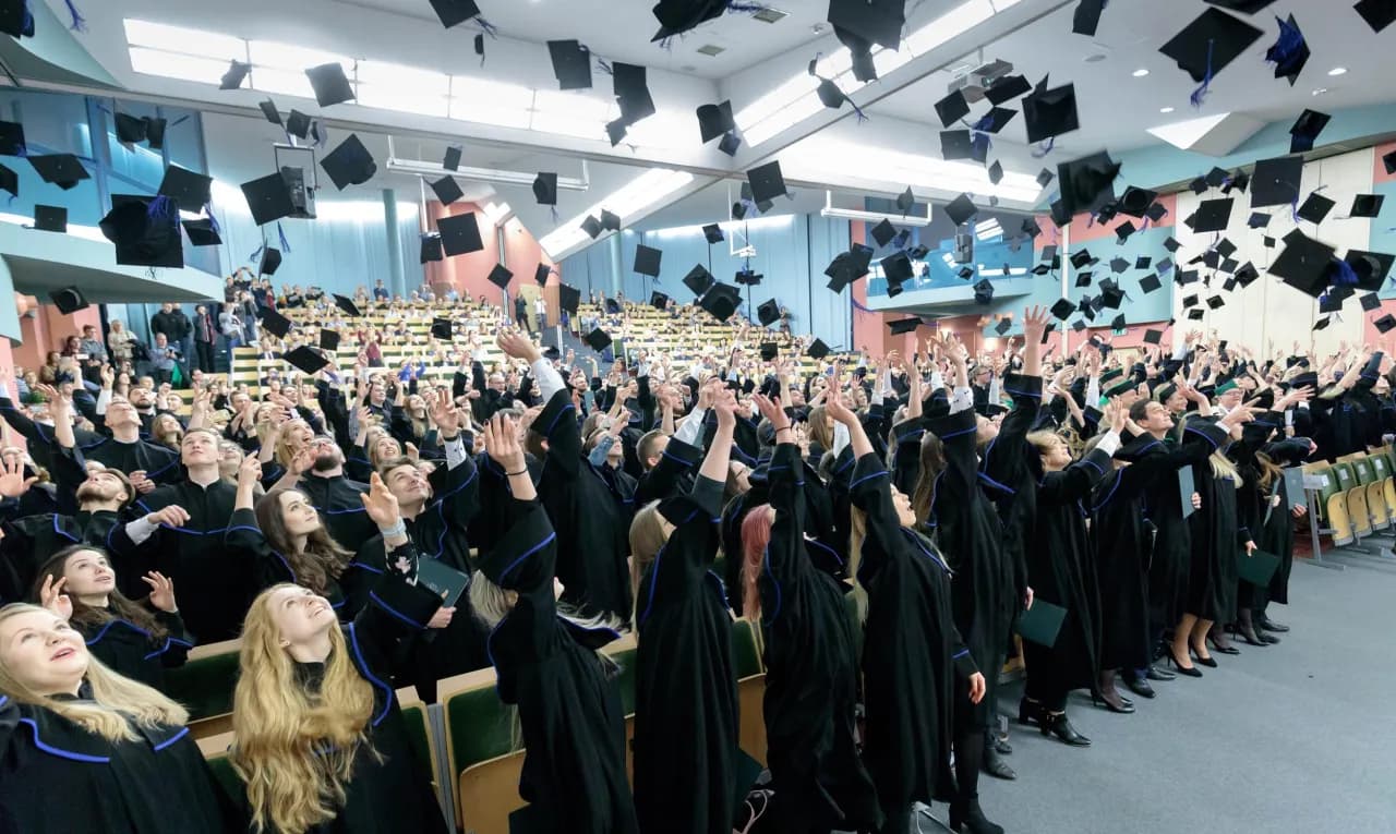 Pierwsza pensja po studiach: Ile naprawdę możesz zarobić?