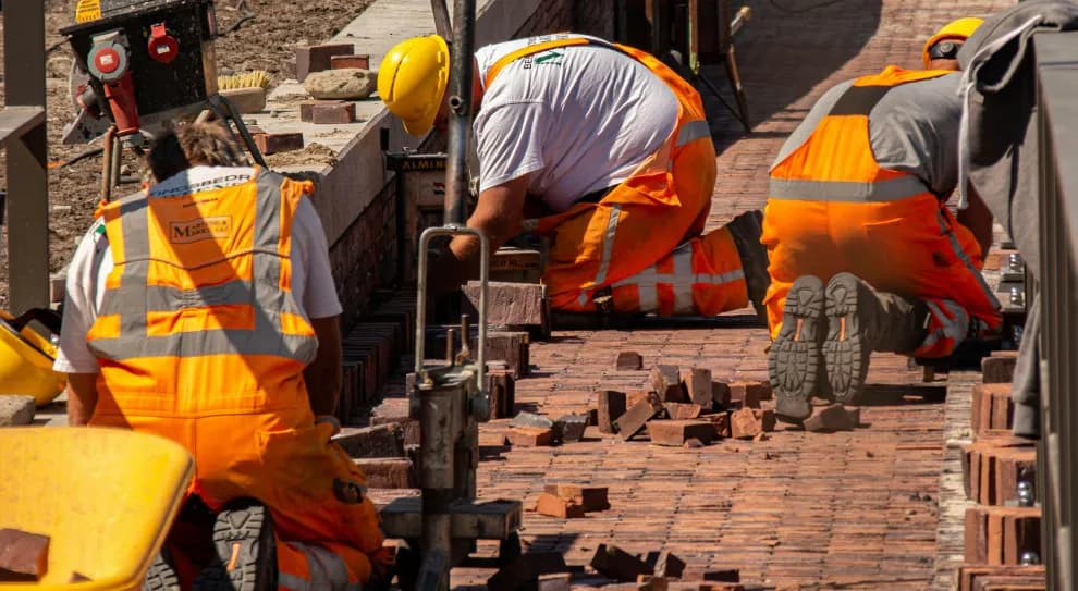 Budownictwo praca po studiach: Jak uniknąć trudności na rynku pracy
