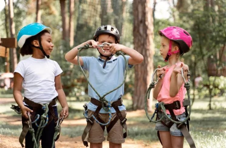 Wychowawca kolonijny na ile osób? Poznaj kluczowe przepisy i limity