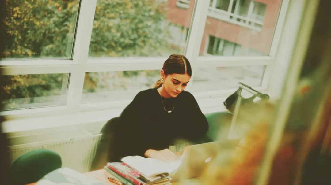 Zawody po studiach biologicznych: najlepsze ścieżki kariery i zarobki